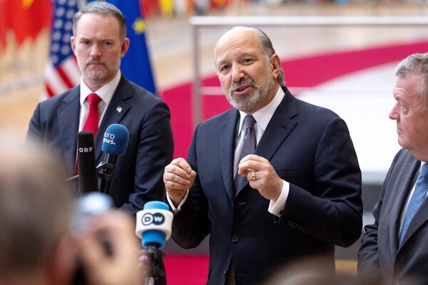 미국 무역대표 제이미슨 그리어(왼쪽), 미국 상무부 장관 하워드 루트닉(가운데), 덴마크 외무장관 라르스 뢰케 라스무센이 2025년 11월 24일 월요일 브뤼셀의 유럽 이사회 건물에서 열린 EU 무역장관 회의 중 공동 기자회견에서 연설하고 있다. [출처=연합뉴스]