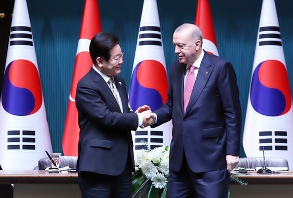 이재명 대통령과 레제프 타이이프 에르도안 튀르키예 대통령이 24일(현지시간) 튀르키예 앙카라 대통령궁에서 공동언론발표를 마친 뒤 악수하고 있다. [출처=연합]