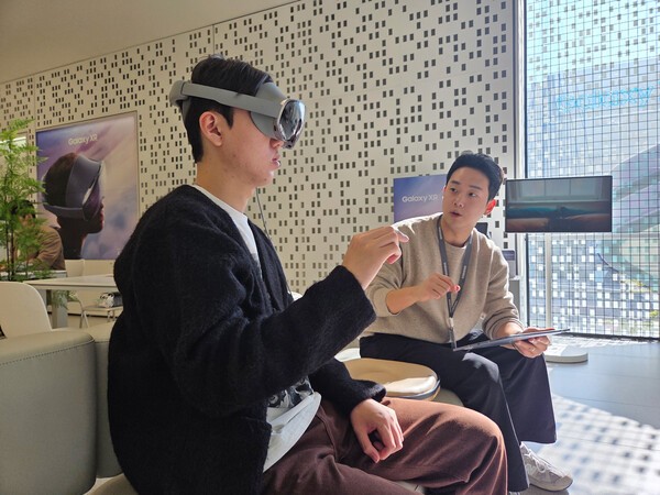 삼성스토어 홍대에서 헤드셋 형태의 모바일 기기 '갤럭시 XR'을 체험하는 모습.[출처=삼성전자]