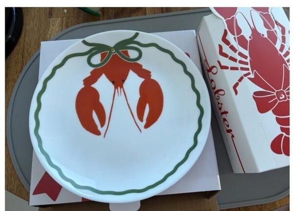 써브웨이가 ‘랍스터 샌드위치’ 구매 고객에게 선착순으로 제공하는 접시. [출처=온라인 커뮤니티 캡처]