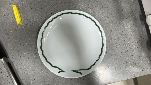 써브웨이가 겨울 한정으로 출시한 ‘랍스터 샌드위치 컬렉션’ 굿즈 접시가 지워진 모습. [출처=온라인 커뮤니티 캡처]