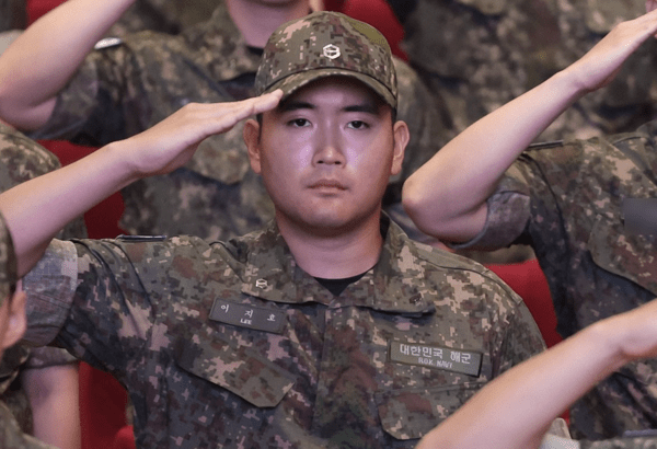 경례하는 이재용 회장 장남 이지호씨. [출처=연합]