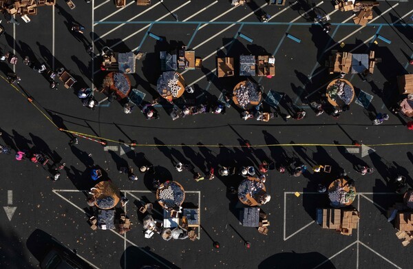 캘리포니아 오클랜드의 샤일로 머시 하우스에서 열린 추수감사절 음식 나눔 행사에서 무료 음식을 받기 위해 줄을 선 사람들의 항공 사진. [출처=연합뉴스]