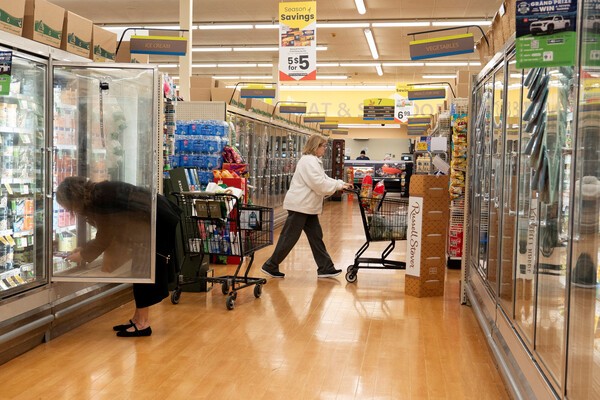 미국 워싱턴주 레드먼드의 앨버트슨 슈퍼마켓에서 추수감사절 연휴를 앞두고 식료품 쇼핑객들이 통로를 둘러보며 식료품을 살펴보고 있다. [출처=연합뉴스]