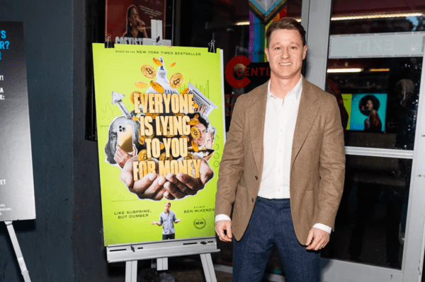 벤 맥켄지가 2025년 11월 16일 뉴욕시 IFC 센터에서 열린 Doc NYC의 "Everyone Is Lying to You for Money" 상영에 참석했다. [출처=CNN]