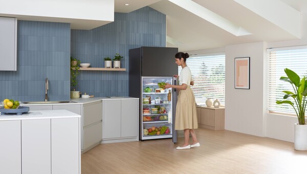 삼성전자 AI 가전의 1월부터 10월까지 중남미 누적 판매가 수량 기준 전년 동기대비 약 40% 성장했다. 사진은 중남미에서 인기가 높은 상냉동·하냉장(TMF) 냉장고와 모델. [출처=삼성전자]