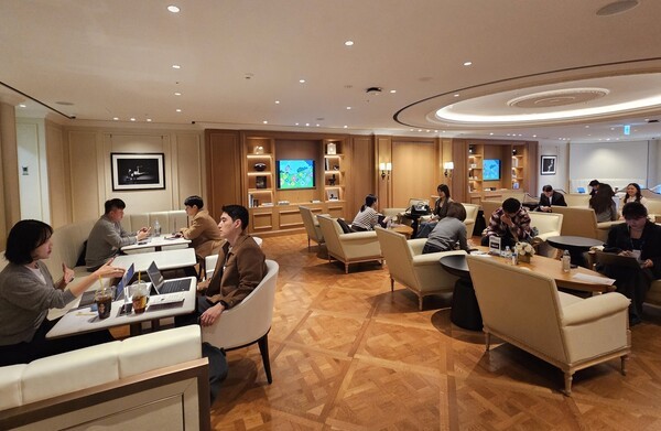 신세계남산에서 열린 '경기도 중소셀러 판매컨설팅'에서 G마켓 MD가 셀러와 일대일 상담을 진행하고 있다. [출처=G마켓]