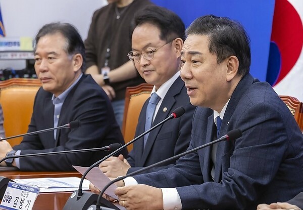 더불어민주당 김병기 원내대표가 26일 '한미 전략적 투자 관리를 위한 특별법안'을 대표 발의했다고 밝혔다. 이번 법안은 지난 14일 양국 정부가 서명한 한미 전략적 투자 양해각서(MOU) 이행을 위한 후속 조치로, 자동차·부품 관세인하가 지난 1일자로 소급 적용되는 법적 요건을 충족하게 됐다.[출처=연합]