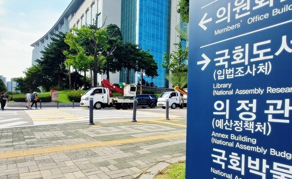 최근 이동통신사와 금융기관 해킹사고가 잇따르면서 개인정보 유출 피해자에 대한 실질적 구제방안 마련이 시급한 과제로 떠올랐다. 26일 국회입법조사처는 개인정보 피해자 구제 수단으로 집단소송제 도입 방안을 검토한 보고서를 발표했다.[출처=이비엔]