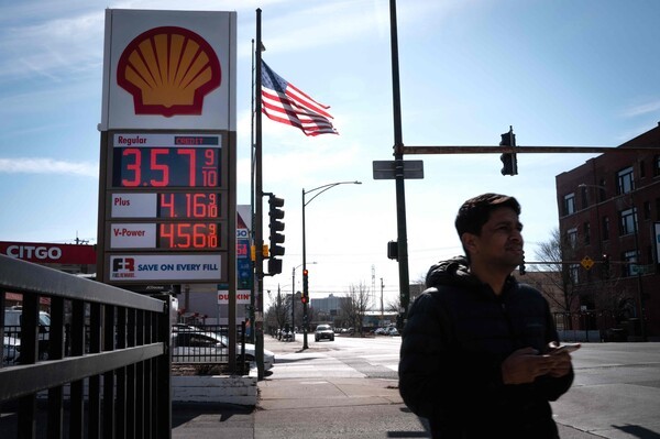 미국 일리노이주 시카고의 한 주유소에 휘발유 가격이 표시된 간판이 걸려 있다. 이란과의 장기 전쟁으로 전 세계 원유 공급이 차질을 빚어 휘발유 가격이 상승할 것이라는 우려 속에 원유 가격이 급등했다. [출처=연합뉴스]