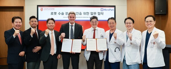 (좌측부터) 이상돈 리드헬스케어 대표, MicroPort Scientific Corporation 손명국 상무, 황성현 북아시아 대표, Greg Holman CCO, 고려대학교 안암병원 한승범 병원장, 이성우 진료부원장, 강석호 기획실장, 강성구 로봇수술센터장이 기념사진을 촬영하고 있다. [출처=고려대학교 안암병원]