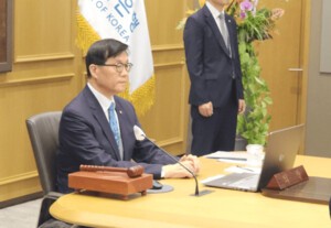 thumbnail - [EBN 오늘(17일) 이슈 종합] 환율 상승 속 한은 금리 동결… 내수 부양 논의 확산 