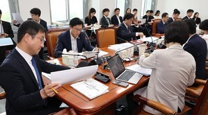 thumbnail - 추경안, 민주당 단독으로 예결위 통과…국힘 