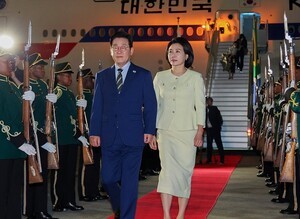 thumbnail - 이재명 대통령, 남아공 도착…G20서 ‘AI·포용 성장’ 제시