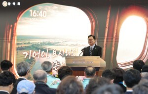 thumbnail - 우원식 의장, 광복 80주년 임정 요인 환국 재현…김포공항서 