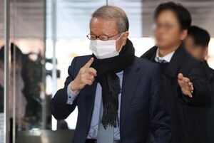 thumbnail - 檢, ‘200억대 횡령·배임’ 홍원식 전 남양유업 회장에 징역 10년 구형