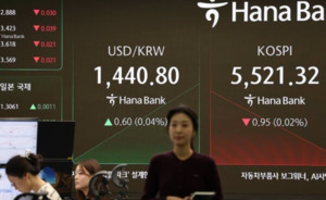 thumbnail - 코스피, 장중 최고치 찍고 하락 마감…삼성전자 '18만 시대'