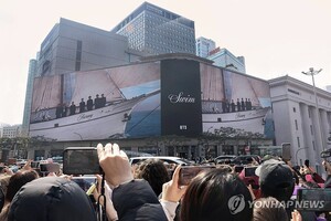 thumbnail - 광화문 BTS 공연에 ‘아미노믹스’ 폭발…편의점·백화점 매출 최대 214배 급증