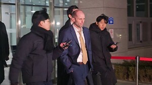 thumbnail - 로저스 쿠팡 임시대표, 두 달 만에 또 60억대 주식 보상