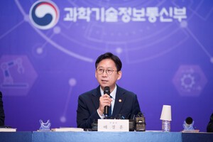[현장] 배경훈 "미·중 수준 프론티어 AI 도전할 때…'모두의 AI' 이르면 11월 출시"