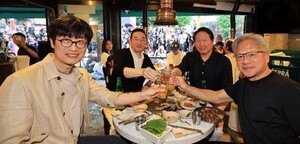 최태원·젠슨 황, 7개월간 6번째 만남…SK-엔비디아 AI 동맹 더 단단해졌다