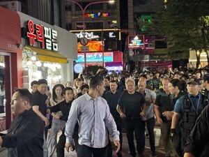 thumbnail - [포토] 젠슨 황 엔비디아 최고경영자가 홍대입구역 인근 거리를 걷고있다