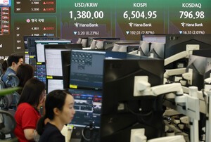 [EBN 데이터센터] 코스피, 반도체 충격에 6500선 밑으로 - 뉴스 썸네일 이미지